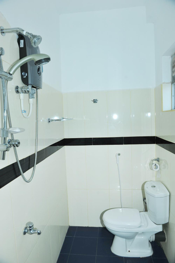 Bathroom 4, Hotel Glee, Trincomalee Town and Gravets