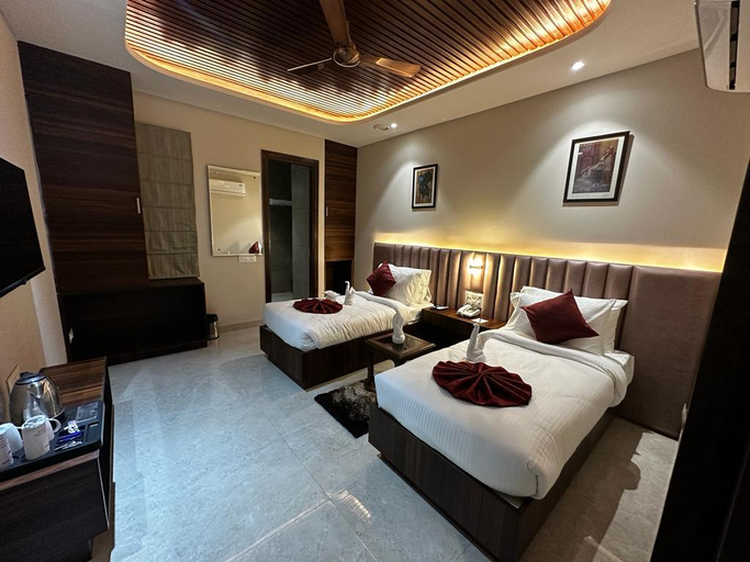 Bedroom, HOTEL LAMP INN, Panchkula