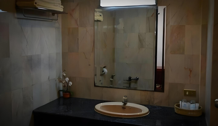 Bathroom, Lom Sak Nattirat Hotel, Lom Sak