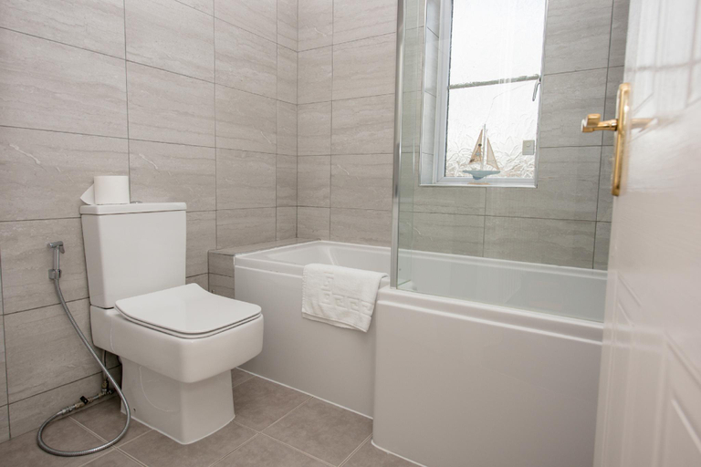 Bathroom, KVM - Swan House, Peterborough