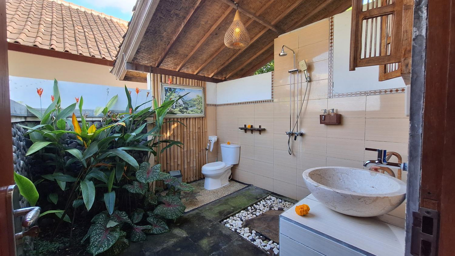 Bathroom 5, Frangipani Inn & Restaurant, Karangasem