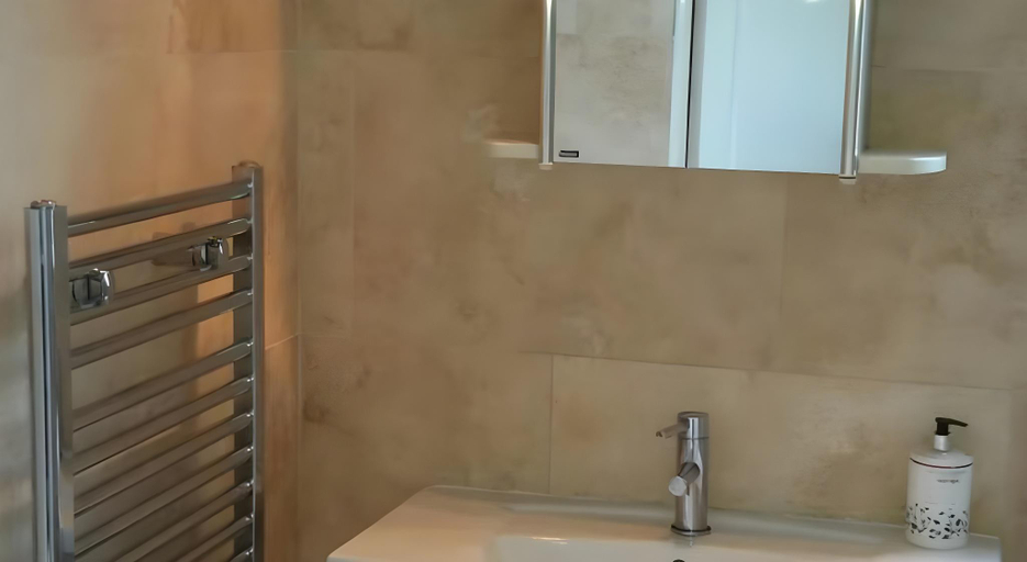 Bathroom 4, BHH UK PVT LIMITED t/a Bonkle House, North Lanarkshire