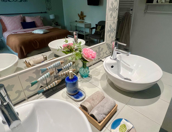 Bathroom 2, GSand Le Clos du May, Indre