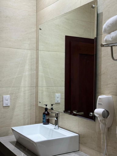 Bathroom 2, Hotel Tepeu, Flores