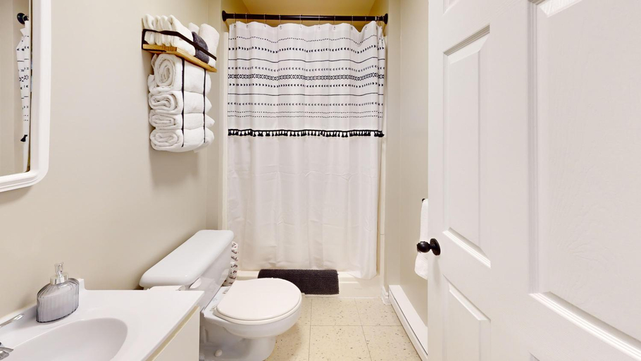 Bathroom 3, Lakeside Stays, Victoria