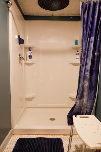 Bathroom, Barn Door Hostel, Grafton