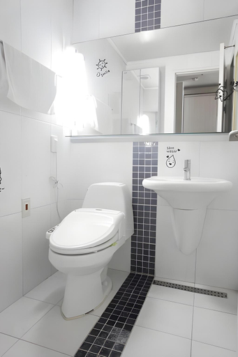 Bathroom 5, Good Day Airtel, Jung
