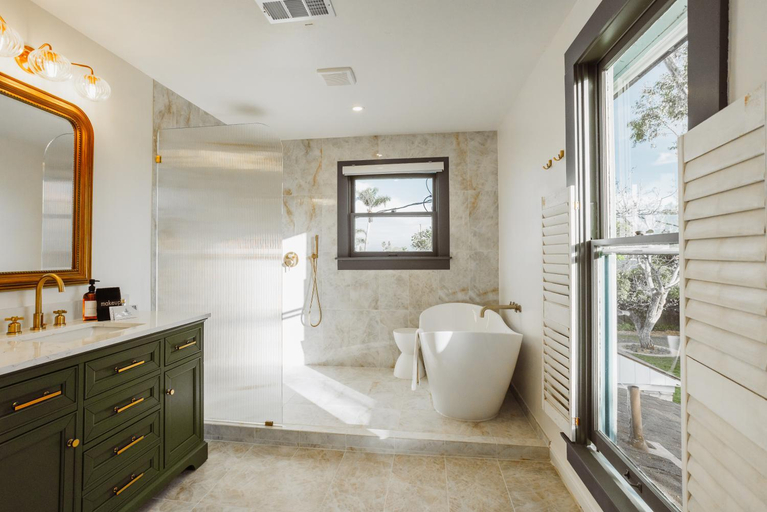 Bathroom 3, KALEIDOSCOPE INN AND GARDENS - BED AND BREAKFAST, San Luis Obispo