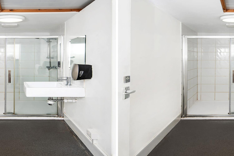 Bathroom 4, Chris's Motel, Buckinghamshire