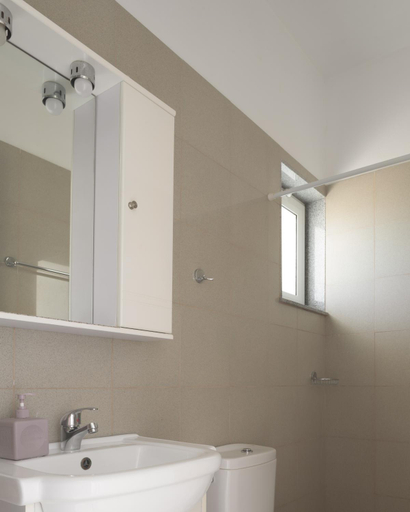 Bathroom 4, Reina Apartments, Crete