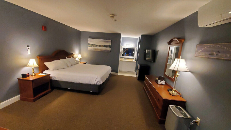 Bedroom 4, Birch Knoll Motel, Belknap