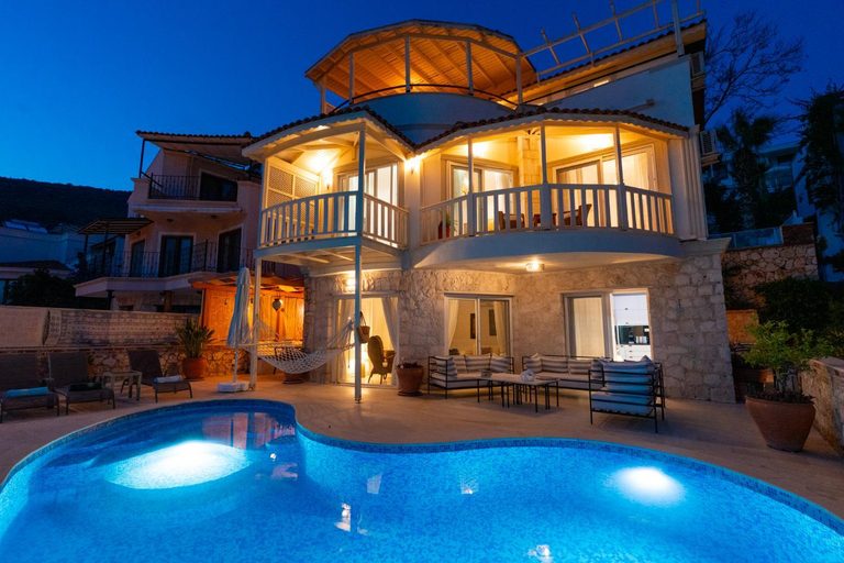 Exterior & Views