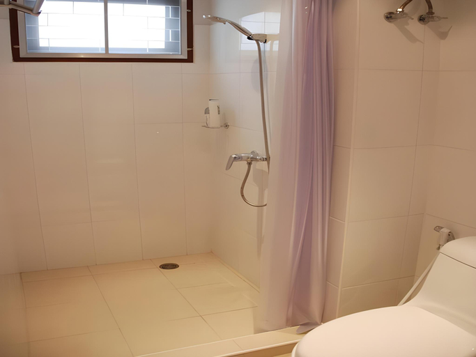 Bathroom 2, Cafe Ice Residences, Bang Rak