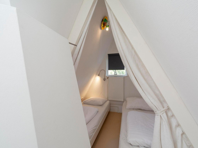Bedroom 2, Holiday Home Sint Maartenszee near Beach, Zijpe