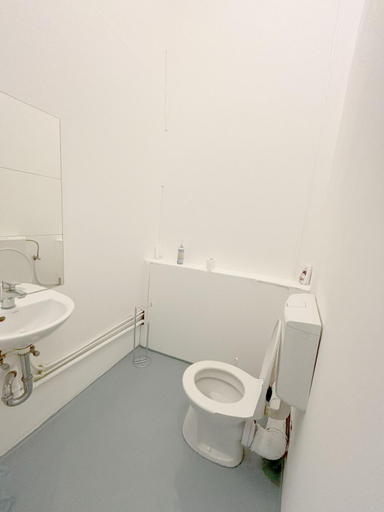 Bathroom 3, Artist Guest House, Budapesti