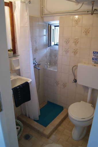 Bathroom 3, Aristidis Stone House, Ionian Islands