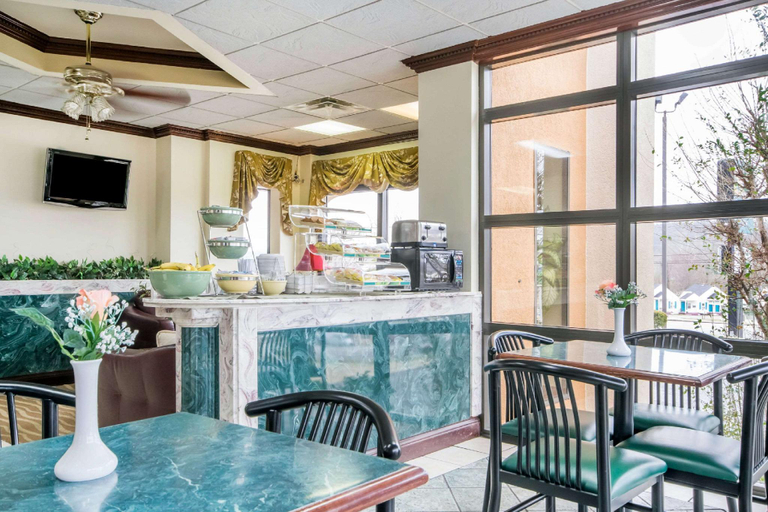 Food & Drinks 5, Quality Inn Russellville, Logan