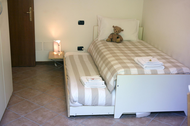 Bedroom 2, Apartments i Ciclamini in Moniga del Garda, Brescia