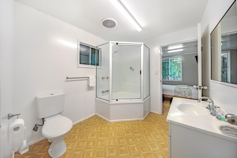 Bathroom 4, Mission Beach Hideaway Holiday Village, Johnstone