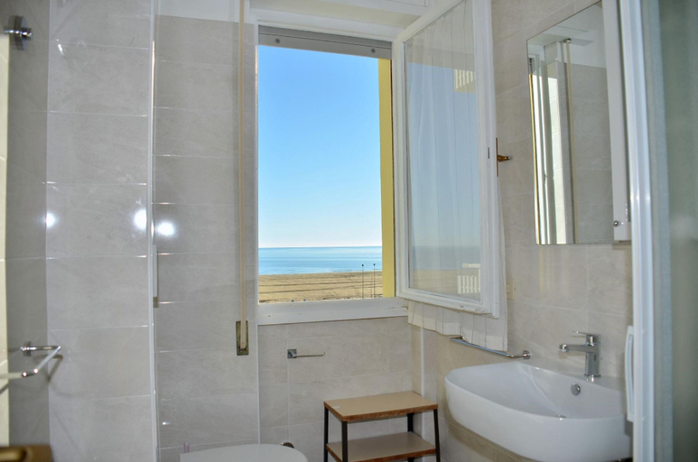 Bathroom, Three-bedroom Apartment with Seaview balcony - By Beahost Rentals, Venezia