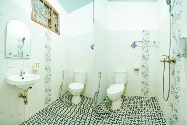 Bathroom 4, Capital O 90643 Suri Guest House Syariah, Padang