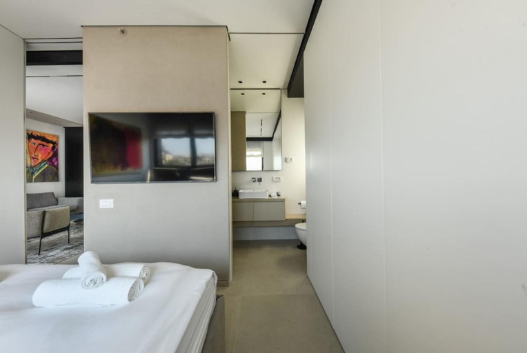 4, Modern and Vibrant 1BR apt with Private Balcony