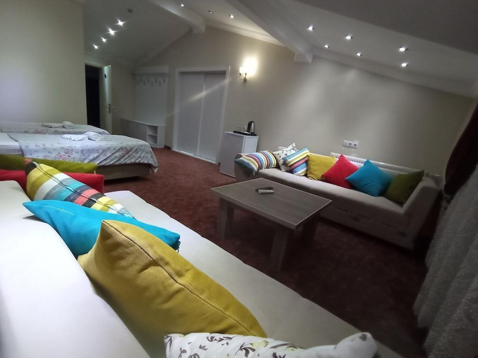 4, Ceren Otel, Izmit