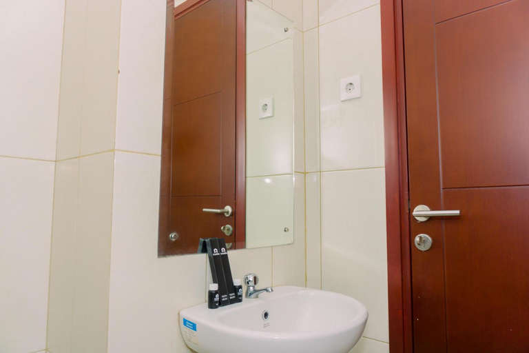 Bathroom 3, Homey Modern Look 1BR Asatti Apartment By Travelio, Tangerang Selatan