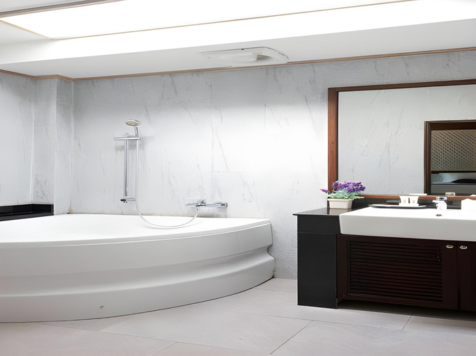 Bathroom 5, Rnana Grand, Takua Thung