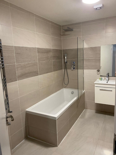 Bathroom 2, Easy Lets - Showcase Apartments, Leicester