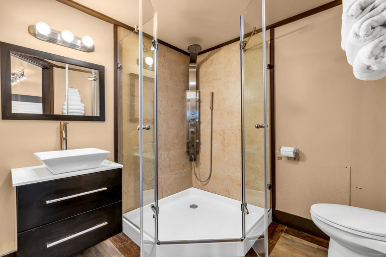 Bathroom, Aztec Ocean Resort, Ocean