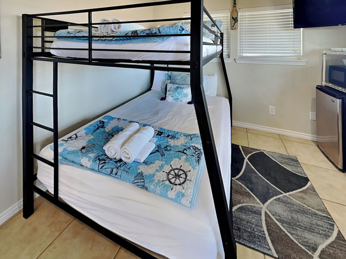 Bedroom 3, Tequila Sunset by Miss Kitty’s, Aransas