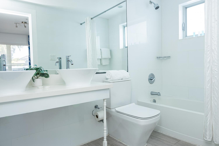 Bathroom 3, Beachside Apartment Hotel, Miami-Dade