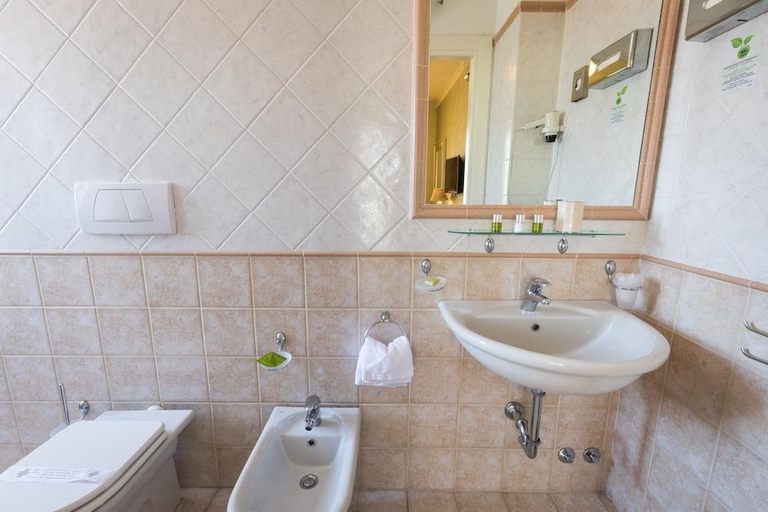 Bathroom 3, HOTEL LUNA, Massa Carrara