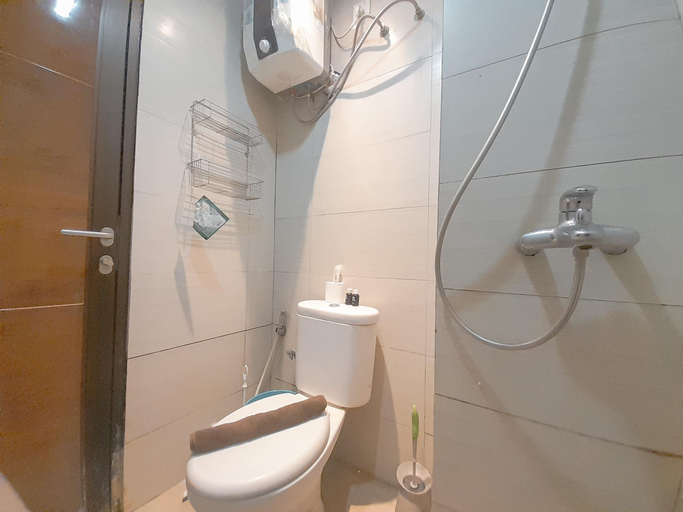 Bathroom, Minimalist 2BR Apt at Gateway Pasteur By Travelio, Bandung