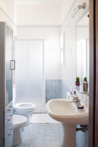 Bathroom 3, Evaluna Apartments, Florence