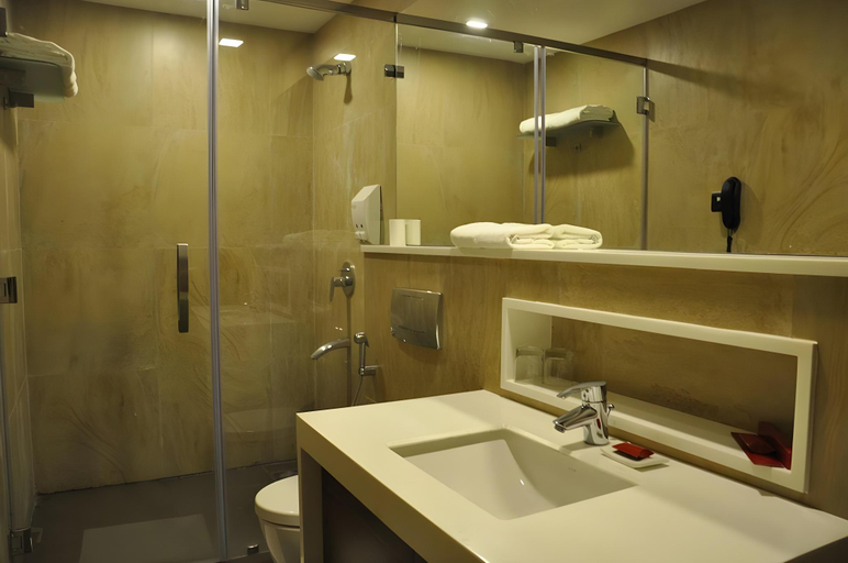 Bathroom 4, La Woods Hotel - Close to LIC Building, Chennai