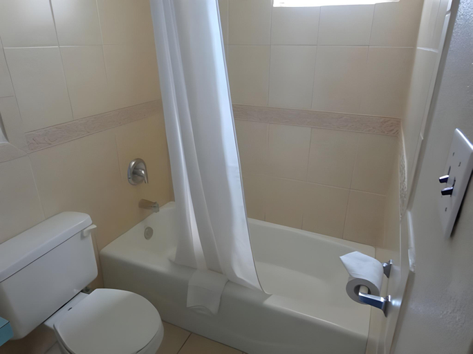 Bathroom 2, Esquire Inn, Elko