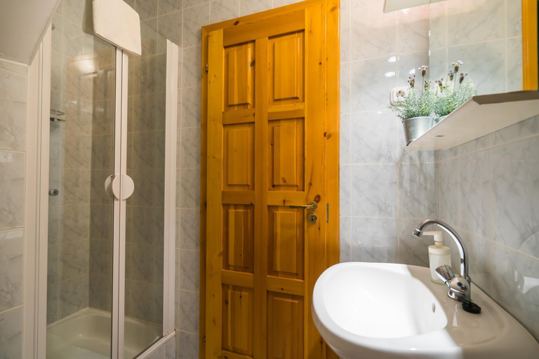 Bathroom 3, Gyorfi Apartmanhaz Zamardi, Siófok