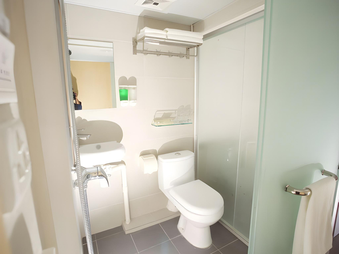 Bathroom 5, Island Inn, Kowloon