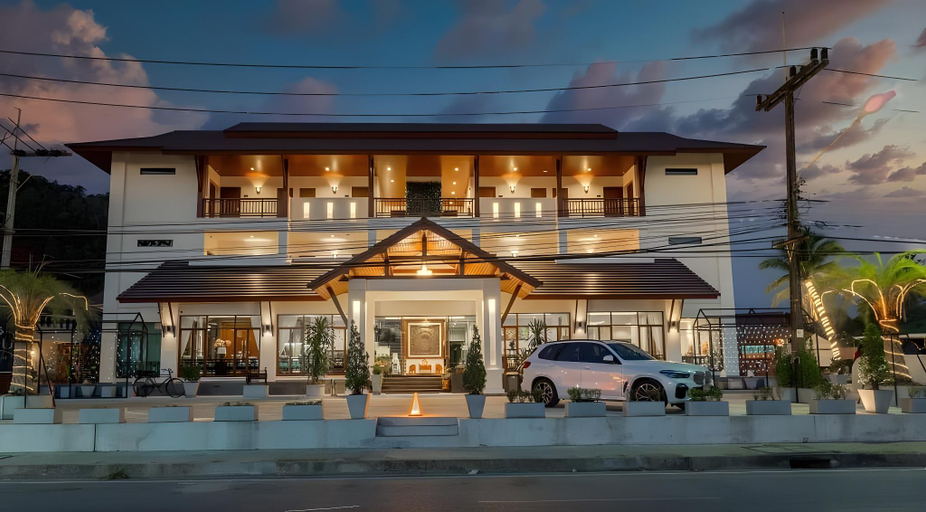Exterior & Views