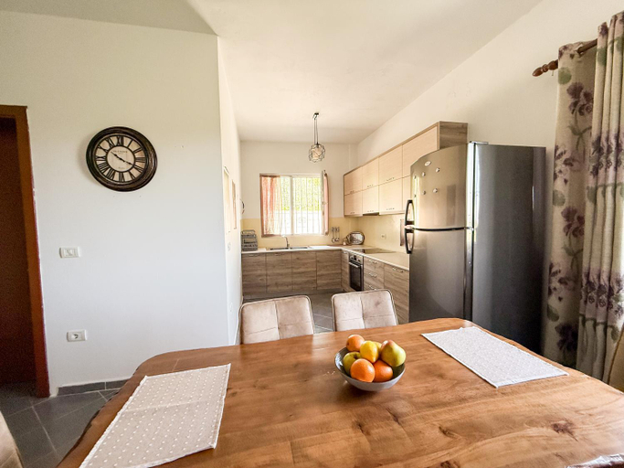 2, Contemporary Hidden Gem with pool and garden, Durrësit
