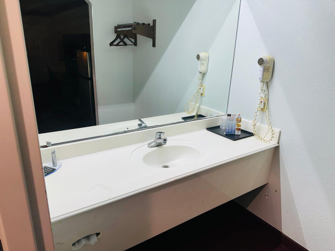 Bathroom 4, Executive Inn & Suites West Columbia, Brazoria