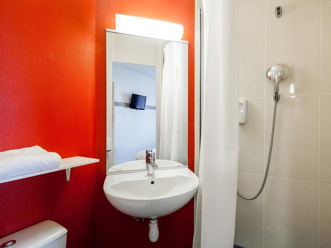 Bathroom 3, B&B HOTEL Paris Nord Villepinte, Seine-Saint-Denis