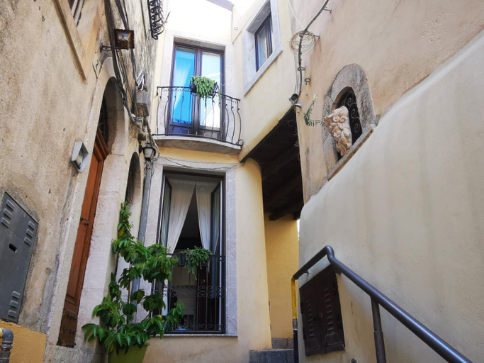 Others 4, Donna Rosa - Main Avenue, Messina