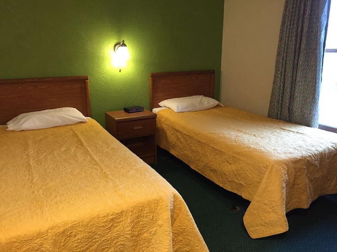 Bedroom 2, East Street Inn Suites, Tipton