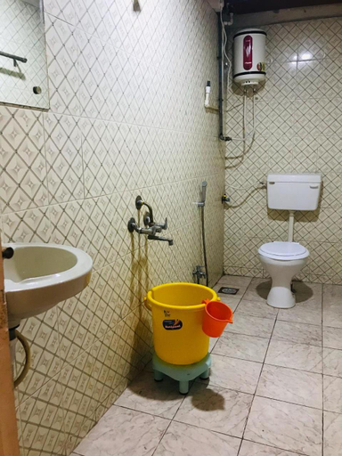 Bathroom 4, J J Lodging, Kolhapur