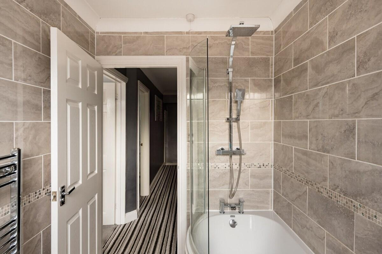 Bathroom 3, A Wave From It All, Essex