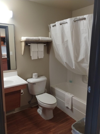 Shower 4, Suburban Studios Extended Stay Hotel, McKenzie