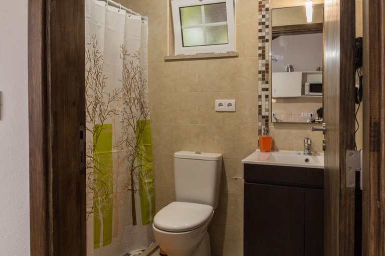 Bathroom 3, Portantiqua Guest House, Góis
